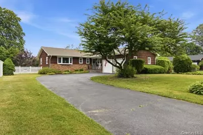 825 Karshick Street, Bohemia, NY 11716 - Photo 3
