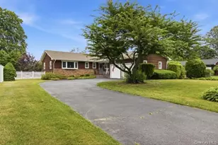 825 Karshick St, Bohemia, NY 11716 - Photo 3