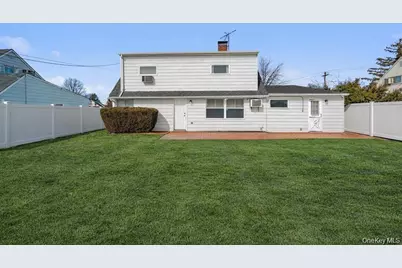 68 Summer Lane, Hicksville, NY 11801 - Photo 17