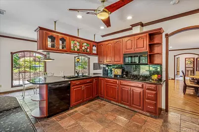 86 Dorchester Drive, Manhasset, NY 11030 - Photo 13
