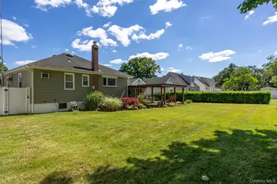 95 Laurel Road, Lindenhurst, NY 11757 - Photo 23