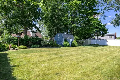 95 Laurel Road, Lindenhurst, NY 11757 - Photo 21