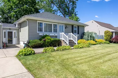 95 Laurel Road, Lindenhurst, NY 11757 - Photo 3