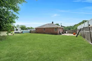 35 Wyandotte St, Selden, NY 11784 - Photo 17