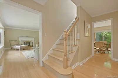 2 Crabtree Lane, Roslyn, NY 11576 - Photo 3