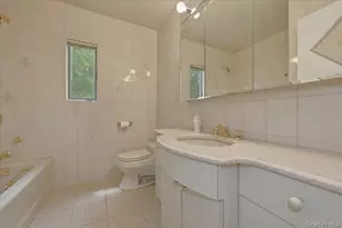2 Crabtree Ln, Roslyn, NY 11576 - Photo 17