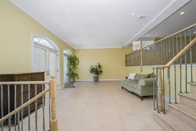16 Diana Trail, New York, NY 10304 - Photo 7