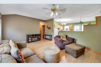 3 Megan Court, Bellport, NY 11713 - Photo 5