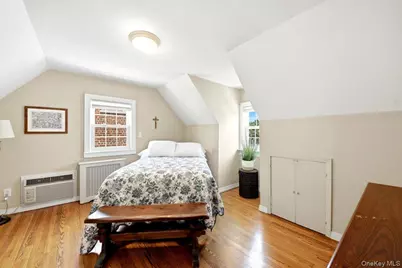 195 Graff Avenue, Bronx, NY 10465 - Photo 15