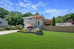 34 Leeds Blvd, Farmingville, NY 11738 - Photo 3