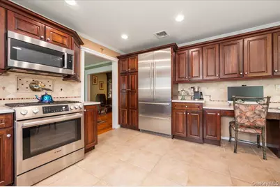 18 South Plaza, Amityville, NY 11701 - Photo 15