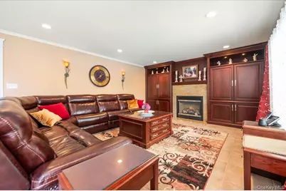 18 South Plaza, Amityville, NY 11701 - Photo 11
