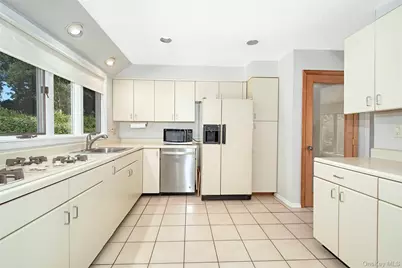 185 Pinewood Road, Hartsdale, NY 10530 - Photo 7