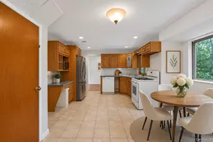 89 Beaumont Dr, Plainview, NY 11803 - Photo 13