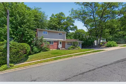 89 Beaumont Drive, Plainview, NY 11803 - Photo 3