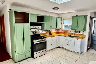 142 Palmer St, Brentwood, NY 11717 - Photo 9
