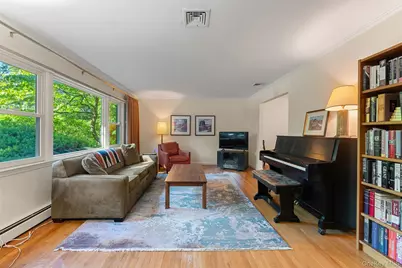 4 Pin Oak Lane, White Plains, NY 10606 - Photo 3