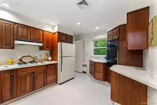 4 Pin Oak Ln, White Plains, NY 10606 - Photo 9