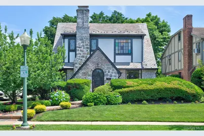 17 Hollywood Court, Rockville Centre, NY 11570 - Photo 1
