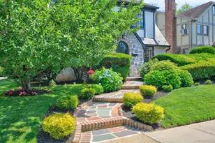 17 Hollywood Ct, Rockville Centre, NY 11570 - Photo 5