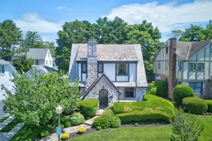 17 Hollywood Ct, Rockville Centre, NY 11570 - Photo 3