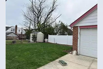 8252 257th Street, Glen Oaks, NY 11004 - Photo 9
