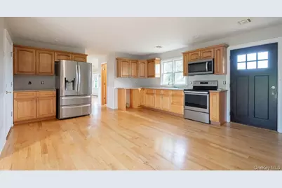 300 S Snedecor Avenue, Bayport, NY 11705 - Photo 3
