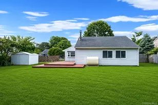 9 Carson Ln, Medford, NY 11763 - Photo 5