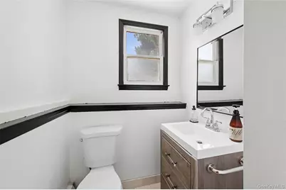 83 Scarcliffe Drive, Malverne, NY 11565 - Photo 19