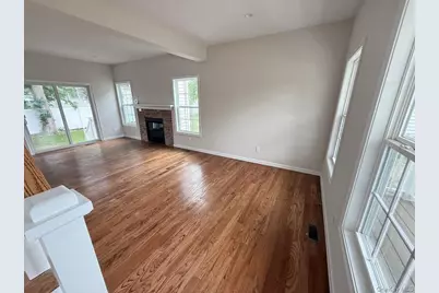 8 Gail Grace Court, Copiague, NY 11726 - Photo 5