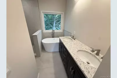 8 Gail Grace Court, Copiague, NY 11726 - Photo 15