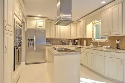 125 Country Club Drive, Jericho, NY 11753 - Photo 11