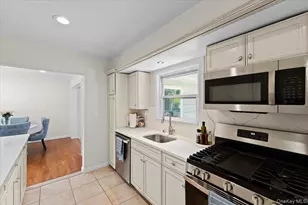 8 Park Cir, Great Neck, NY 11024 - Photo 19