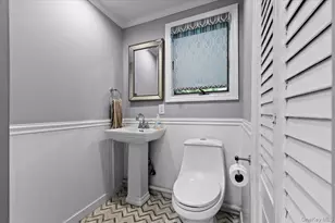 8 Park Cir, Great Neck, NY 11024 - Photo 21