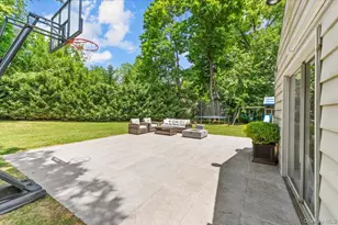 8 Park Cir, Great Neck, NY 11024 - Photo 39