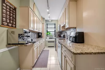 1 Town House Place #2E, Great Neck, NY 11021 - Photo 7