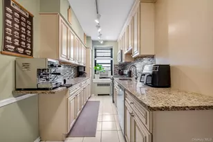 1 Town House Pl, Great Neck, NY 11021 - Photo 7