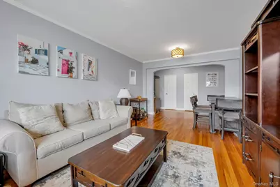 1 Town House Place #2E, Great Neck, NY 11021 - Photo 3