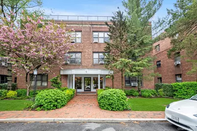 1 Town House Place #2E, Great Neck, NY 11021 - Photo 1