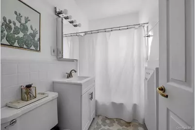 1 Town House Place #2E, Great Neck, NY 11021 - Photo 11