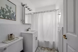 1 Town House Pl, Great Neck, NY 11021 - Photo 11