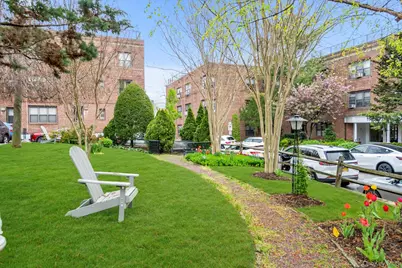 1 Town House Place #2E, Great Neck, NY 11021 - Photo 17