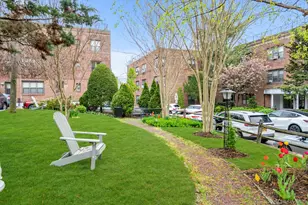 1 Town House Pl, Great Neck, NY 11021 - Photo 17