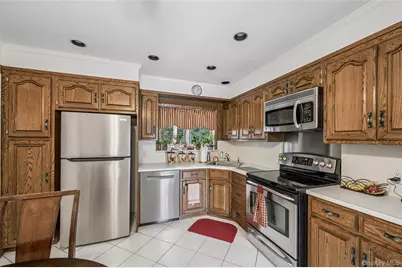 952 Roxbury Drive, Westbury, NY 11590 - Photo 23