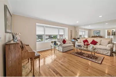 952 Roxbury Drive, Westbury, NY 11590 - Photo 3