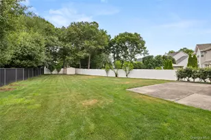 27 Laurel Ln, Holtsville, NY 11742 - Photo 27