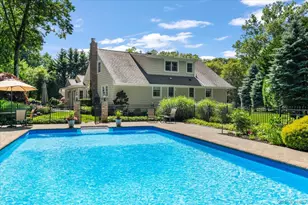 10 Serene Ct, Dix Hills, NY 11746 - Photo 45