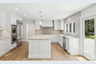 19 Woodvale Drive, Syosset, NY 11791 - Photo 13