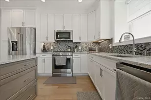 33204 Spruce Pond Cir, Plainview, NY 11803 - Photo 9
