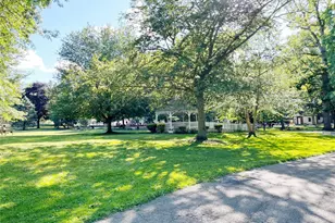 10 Canterbury Rd, Great Neck, NY 11021 - Photo 15